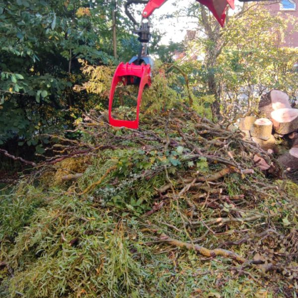 Laden von Baumschnitt mit Krpan Holz Rückezange 1500 FF 2